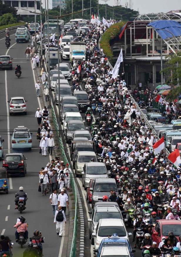 Vorwurf Blasphemie: 200.000 Muslime protestieren in Jakarta