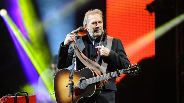 Kevin Costner mit Band in Schladming