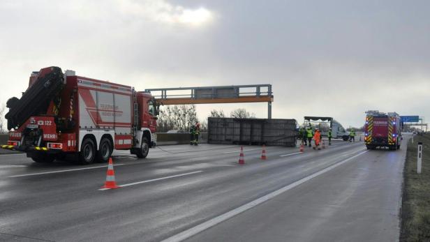 Sturm: Lkw-Anhänger auf Südautobahn umgekippt