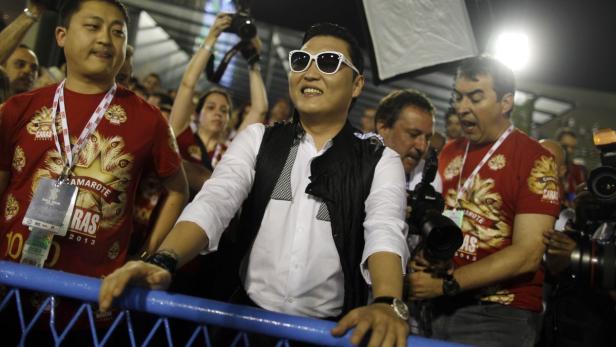 PSY, der südkoreanische Sänger, bei einer Veranstaltung mit vielen Menschen und Fotografen.