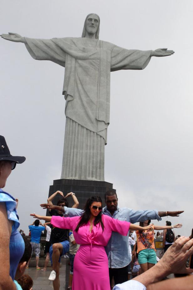 Kim Kardashian und Kanye West posieren vor der Christusstatue in Rio de Janeiro.