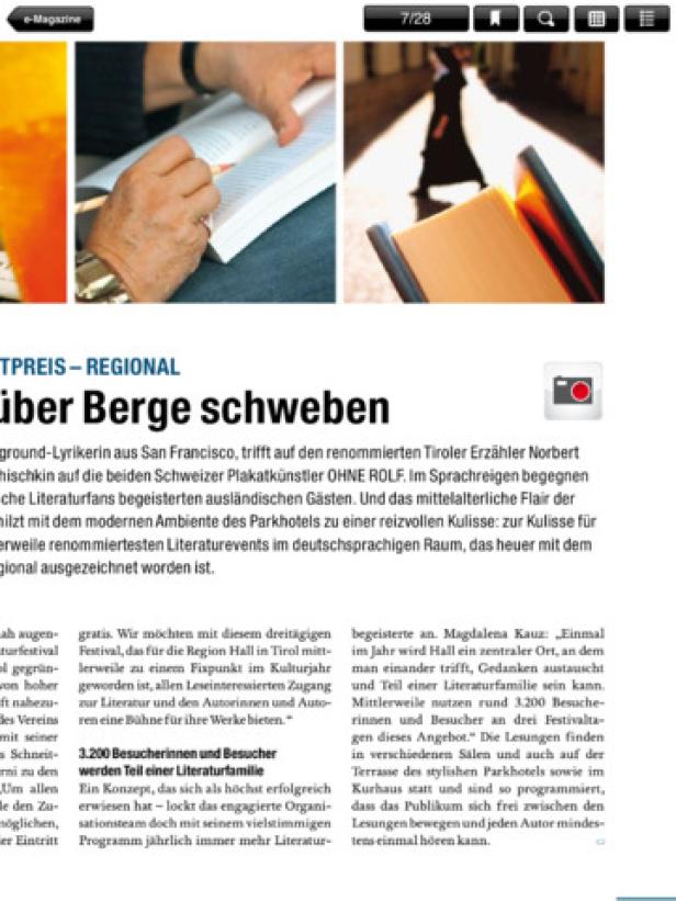 Eine Person schreibt mit einem Stift in ein Buch.
