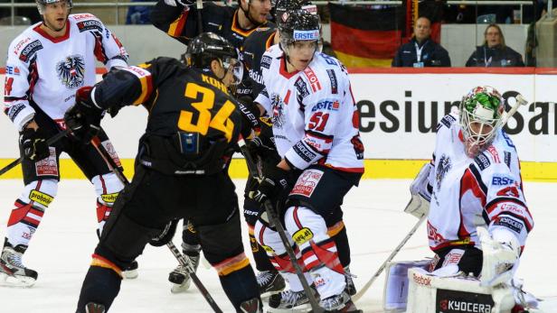 Eishockeyspieler von Deutschland und Österreich während eines Spiels.