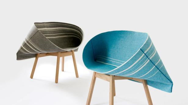 Kenny entwickelte das israelische Design-Duo für den italienischen Hersteller Moroso. Sitz- und Rückenfläche besteht aus einem Band, wodurch sich der Entwurf dreidimensional präsentiert