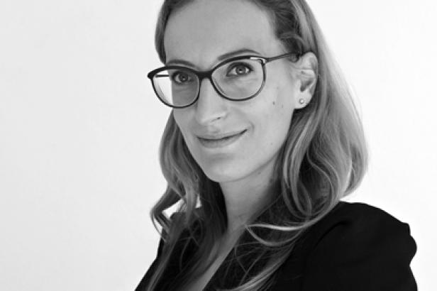 Margot Heinrici, Geschäftsführerin Future Connection Wien (c: fc) Porträt einer Frau mit Brille in Schwarzweiß.
