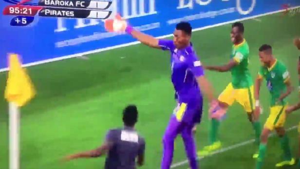 Ein Fußballspieler in lila Uniform feiert auf dem Spielfeld.