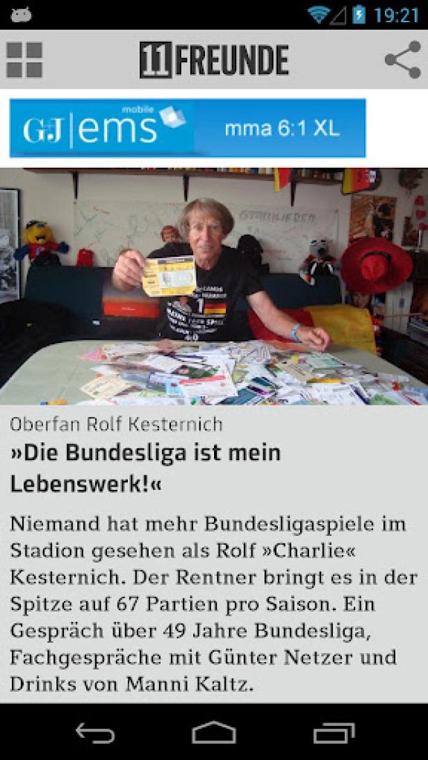 Rolf Kesternich, ein Fan, hält eine Eintrittskarte vor einem Tisch voller Tickets.