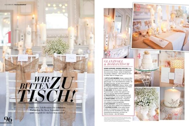 Dekorierte Stühle und ein Tisch mit Kerzen und Blumen für eine Hochzeitstafel.