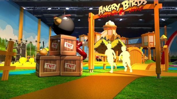 Angry Birds Activity Park-Gate (c: holiday club) Ein „Angry Birds“-Aktivitätspark mit TNT-Kisten und stilisierten Figuren.