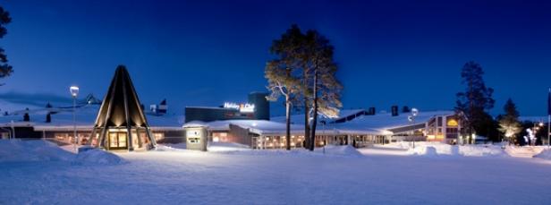 Saariselkä Spa-Hotel der Holiday Club-Gruppe, das im Februar 2013 einen Angry Birds Activity Park bekommt (c: holiday club - koivisto mirja) Das Holiday Club Hotel in Lappland ist nachts von Schnee bedeckt.