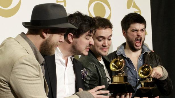 Die Band Mumford & Sons hält ihre gewonnenen Grammy Awards.