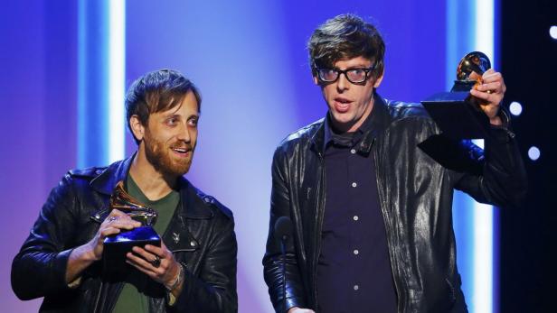 Das Indie-Pop-Duo Matt and Kim hält jeweils einen Grammy Award in den Händen.