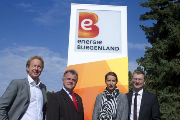 Georg Wagner (Spirit Design), Hans Niessl (Landeshauptmann Burgenland), Maria Hell (Spirit Design), Herbert Stifter (Energie Burgenland) unter dem neuen Logo (c: spirit design) Vier Personen stehen vor einem Schild von Energie Burgenland.