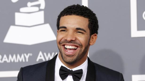 Der Rapper Drake lächelt auf dem roten Teppich der Grammy Awards.