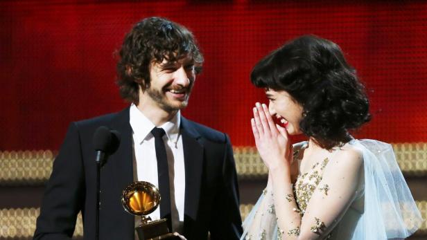 Gotye und Kimbra mit einem Grammy-Award auf einer Bühne.