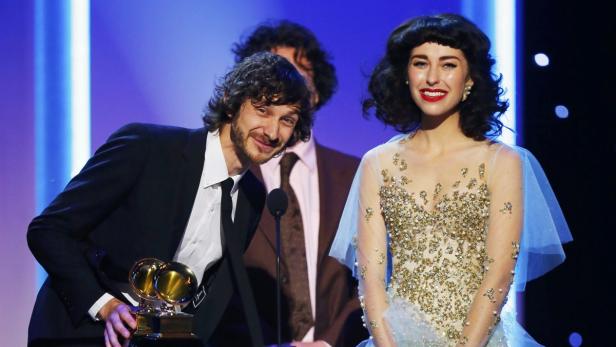 Das Duo Lucius hält ihre Grammy Awards auf der Bühne.