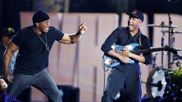 LL Cool J und Tom Morello treten gemeinsam auf einer Bühne auf.