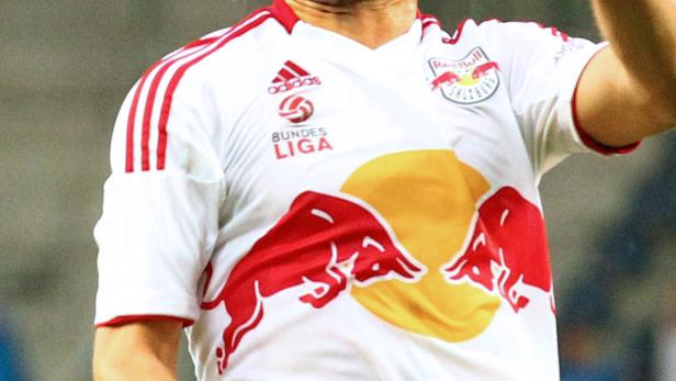 Ein Fußballspieler im Trikot von Red Bull Salzburg.