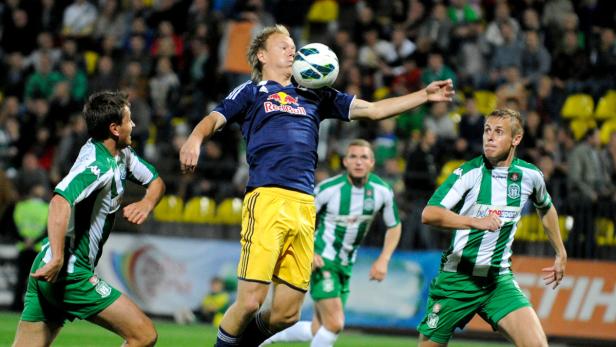 Ein Fußballspieler köpft den Ball während eines Spiels.