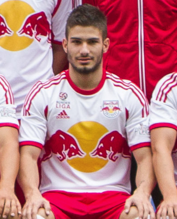 Ein junger Mann im Trikot von Red Bull Salzburg.
