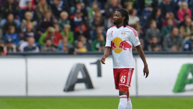 Ein Fußballspieler von Red Bull Salzburg mit der Nummer 45 auf dem Spielfeld.