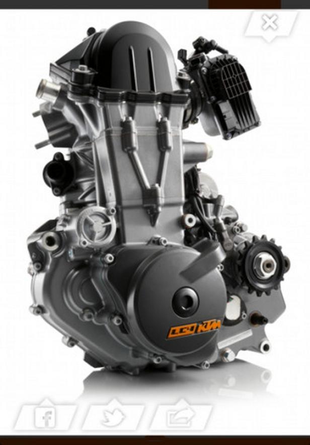 Ein Motorradmotor der Marke KTM vor einem weißen Hintergrund.