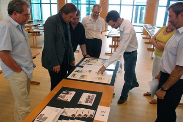 Wie in Cannes ist auch rund um den Neusiedlersee die Entscheidung für die beste Kreativ- und Werbeleistung ein ernste. Eine Todernste sogar! Das beweisen diesen beiden Bilder vom Jury-Prozess. (c: adebar)
