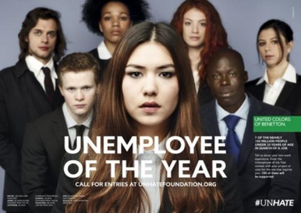 Eine Gruppe junger Menschen steht vor dem Schriftzug „Unemployee of the Year“ von United Colors of Benetton.