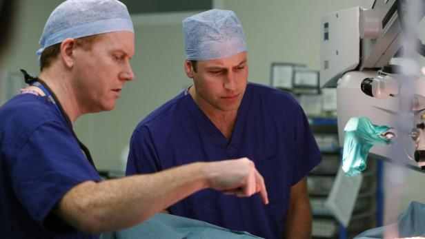 Prinz William beobachtet eine Operation im Krankenhaus.