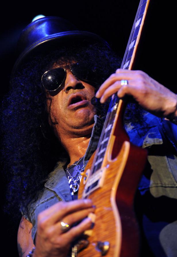 Slash, der Gitarrist von Guns N' Roses, spielt Gitarre.