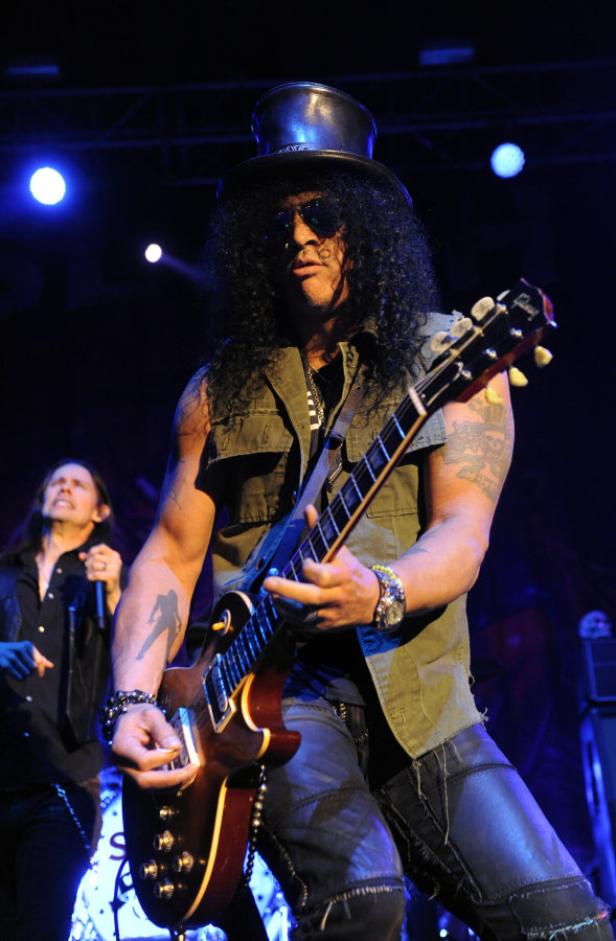 Slash, der Gitarrist von Guns N' Roses, tritt auf der Bühne auf.