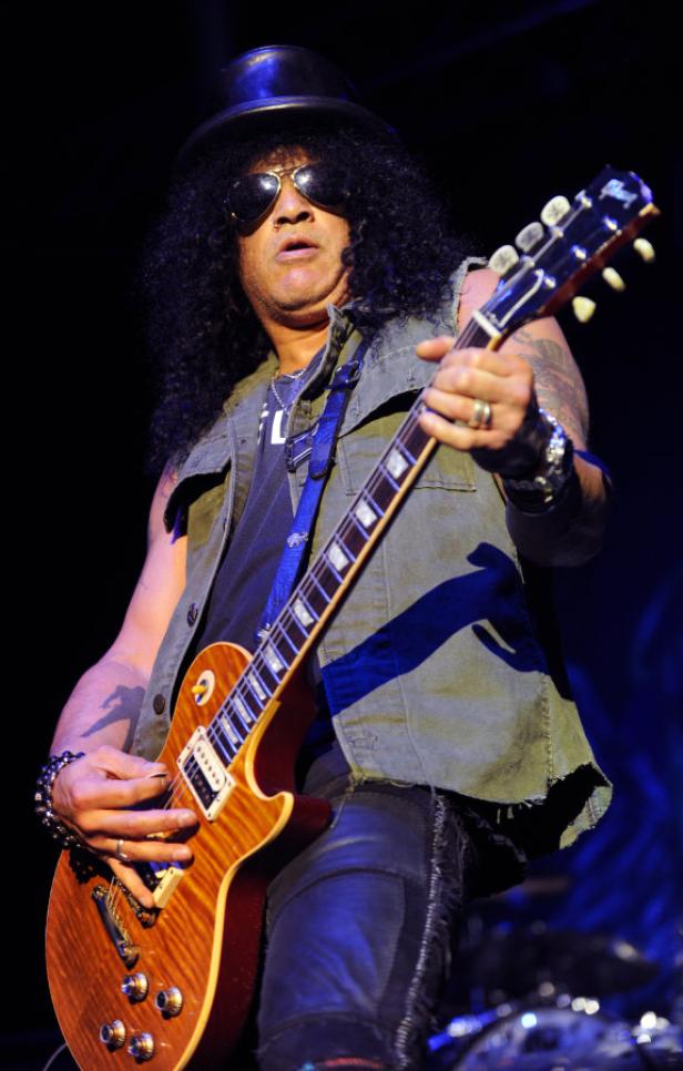 Slash, der Gitarrist von Guns N' Roses, spielt auf der Bühne Gitarre.