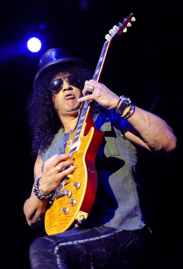 Slash, der Gitarrist von Guns N' Roses, spielt Gitarre auf der Bühne.