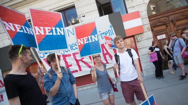 Die rote Front zu den Blauen bröckelt