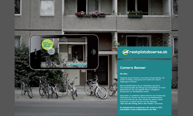 Fahrräder stehen vor einem Wohnhaus, aufgenommen mit einem Smartphone-Banner der Restplatzbörse.