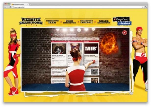 Zwei Personen in rot-weißen Kostümen stehen vor einer Website namens „Website Smashdown“, die eine Explosion zeigt.