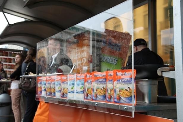 Ein Imbissstand bietet verschiedene Sorten Express-Nudeln an.