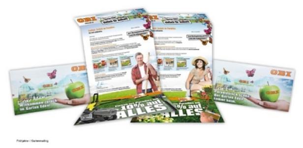 Mehrere OBI-Werbeflyer mit Gartenmotiven und Rabattaktionen liegen übereinander.