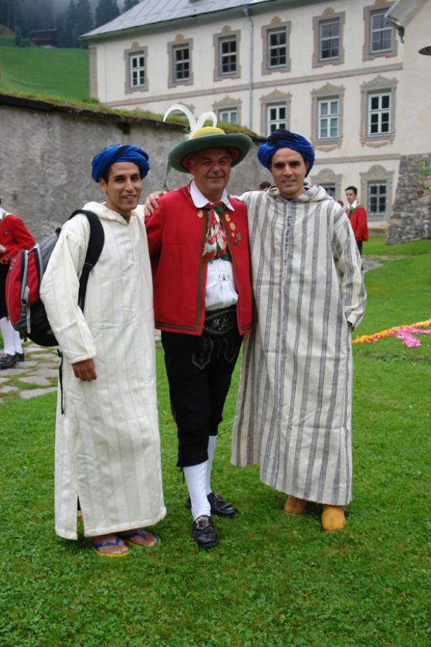 Eine Gruppe von Männern in traditioneller Kleidung posiert im Freien.