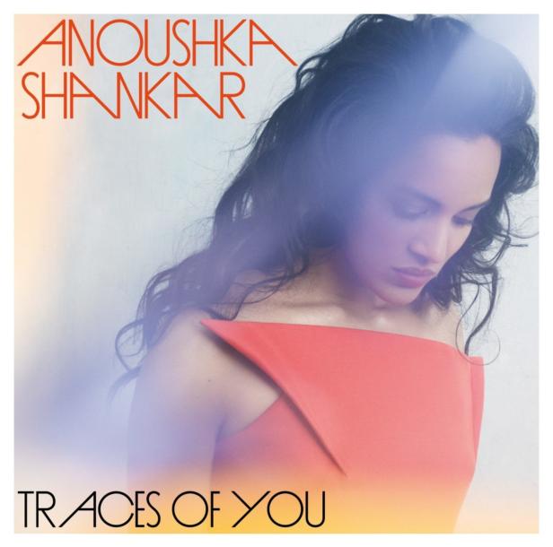 Das Albumcover von Anoushka Shankars „Traces of You“ zeigt die Künstlerin in einem roten Kleid.