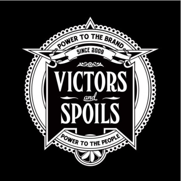 Das Logo von „Victors and Spoils“ mit dem Slogan „Power to the Brand, Power to the People“.