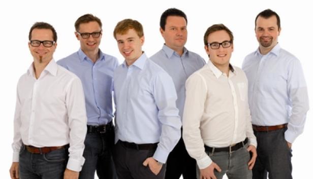 Das wikifolio.com-Team rund um Andreas Kern (2. v. l.), das in Deutschland reüssieren will (c: wikifolio) Sechs Männer unterschiedlichen Alters stehen nebeneinander und lächeln.