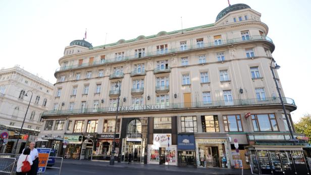 Das Hotel Bristol in Wien, ein großes Gebäude mit Geschäften im Erdgeschoss.