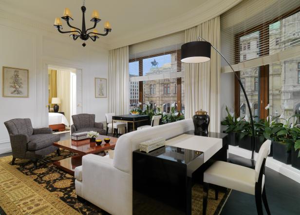 Ein elegantes Wohnzimmer mit Blick auf die Wiener Staatsoper.