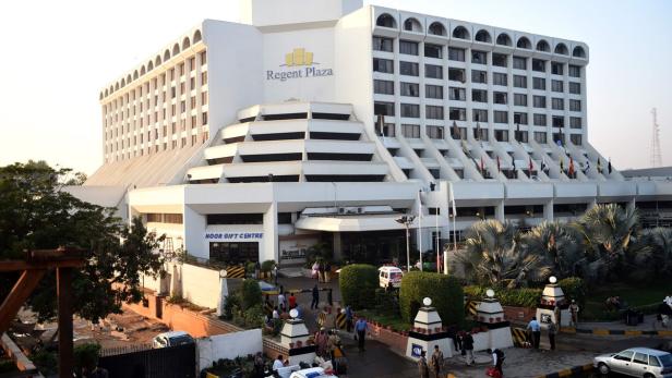 Das Regent Plaza Hotel in Karatschi mit Menschen vor dem Eingang.