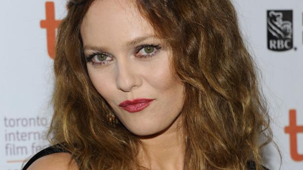 Porträt von Vanessa Paradis mit roten Lippen auf einer Veranstaltung.