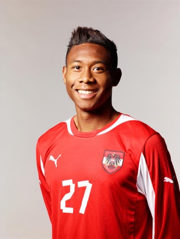 David Alaba, Markenbotschafter für Fifa 13 von Electronic Arts (c: ea football) Ein lächelnder junger Mann im roten Trikot der österreichischen Nationalmannschaft mit der Nummer 27.