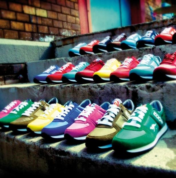 Mehrere bunte Turnschuhe stehen auf einer Treppe.