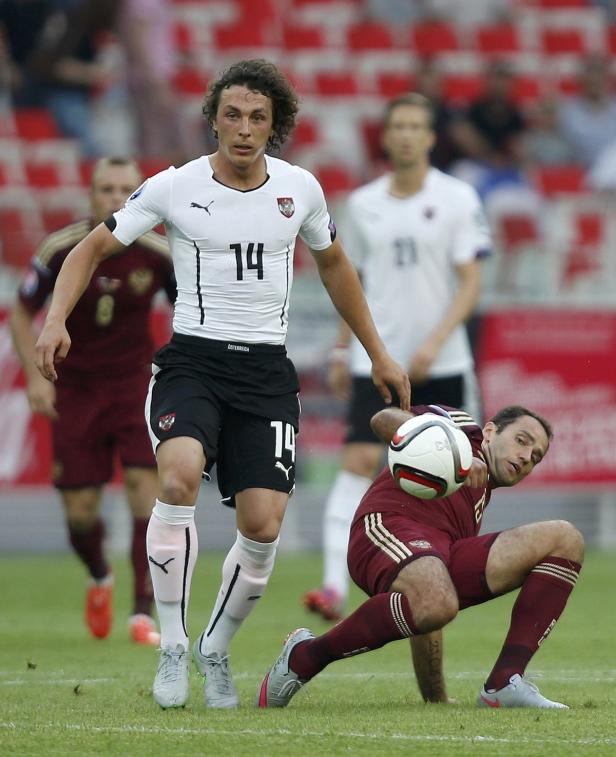 Ein Fußballspieler mit der Nummer 14 auf dem Trikot während eines Spiels.