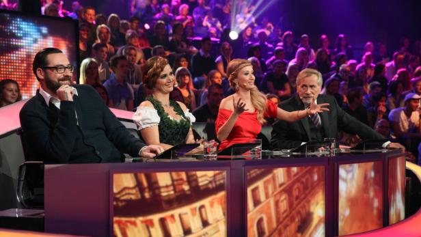 Eine Jury sitzt vor einem Publikum in einer Fernsehsendung.